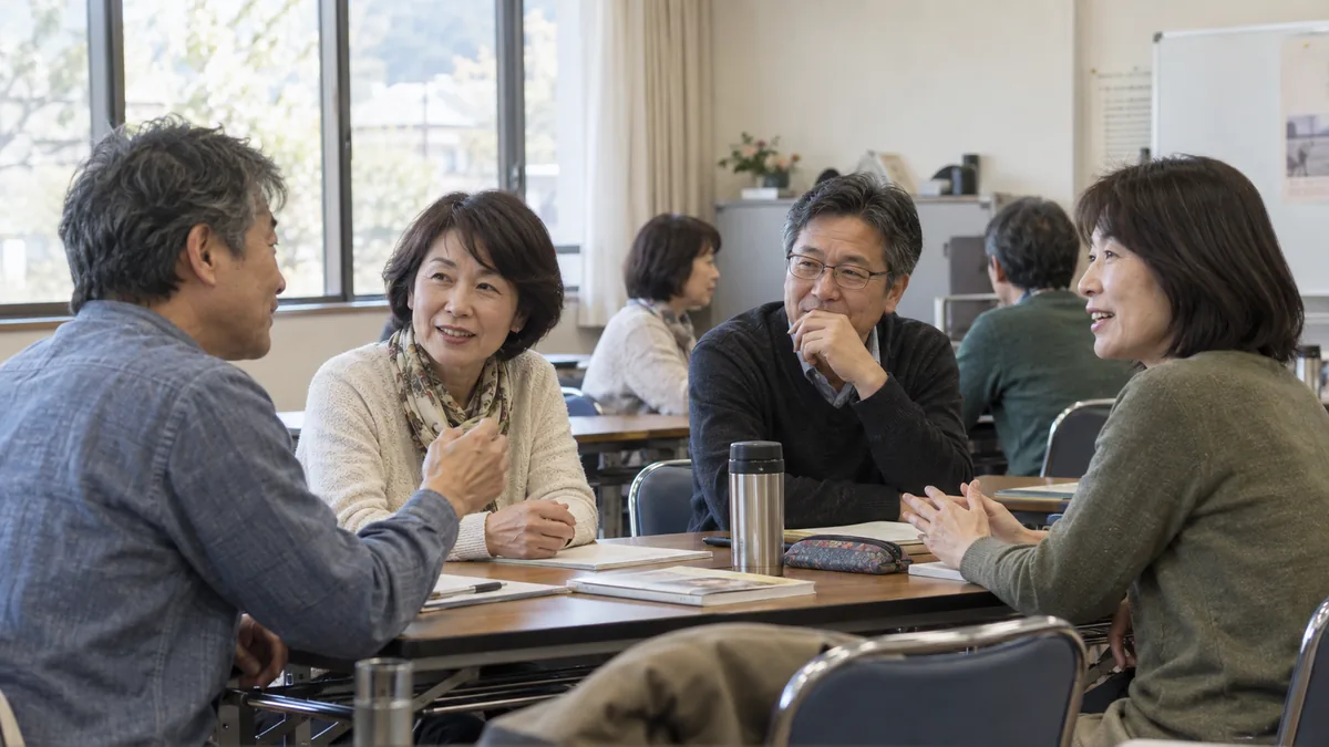 地域の講座で、同年代の人たちと穏やかに話している50代の男女